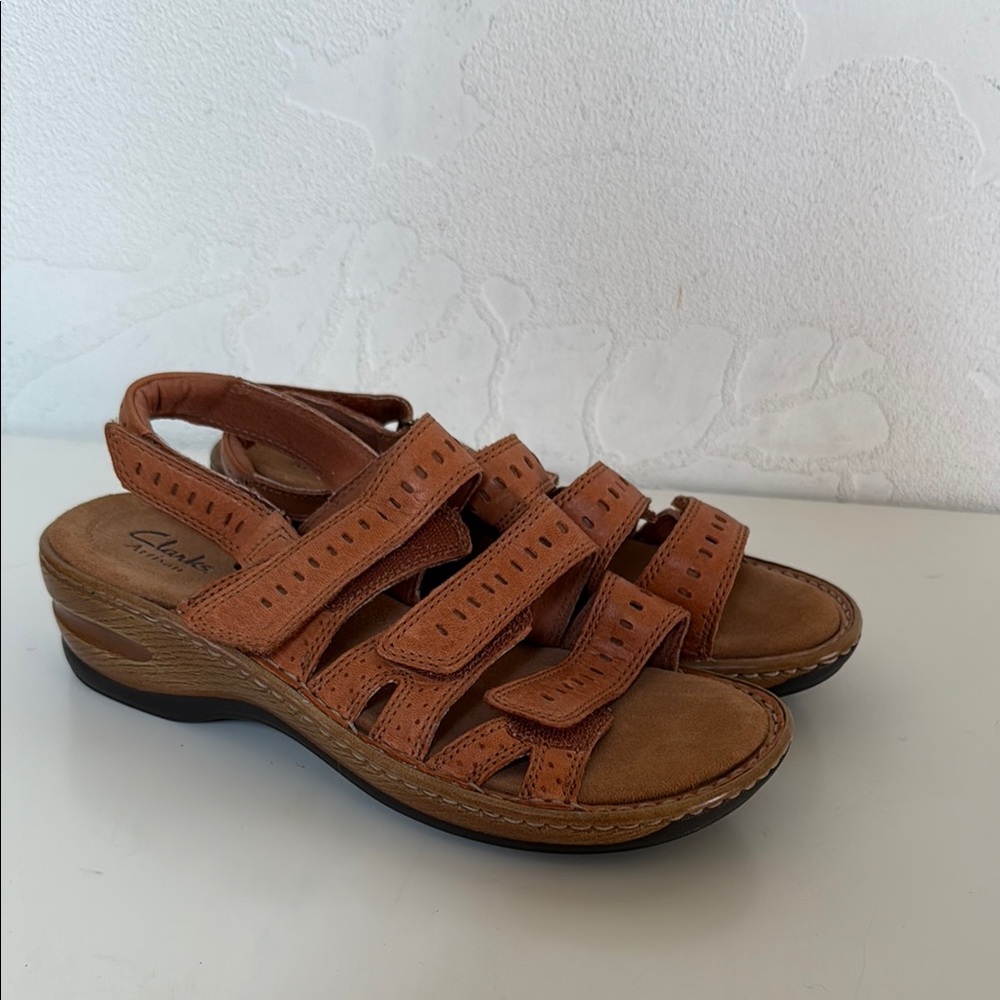 Clarks Women's Tan Leather Velcro Strap Comfort Sandals Size 7